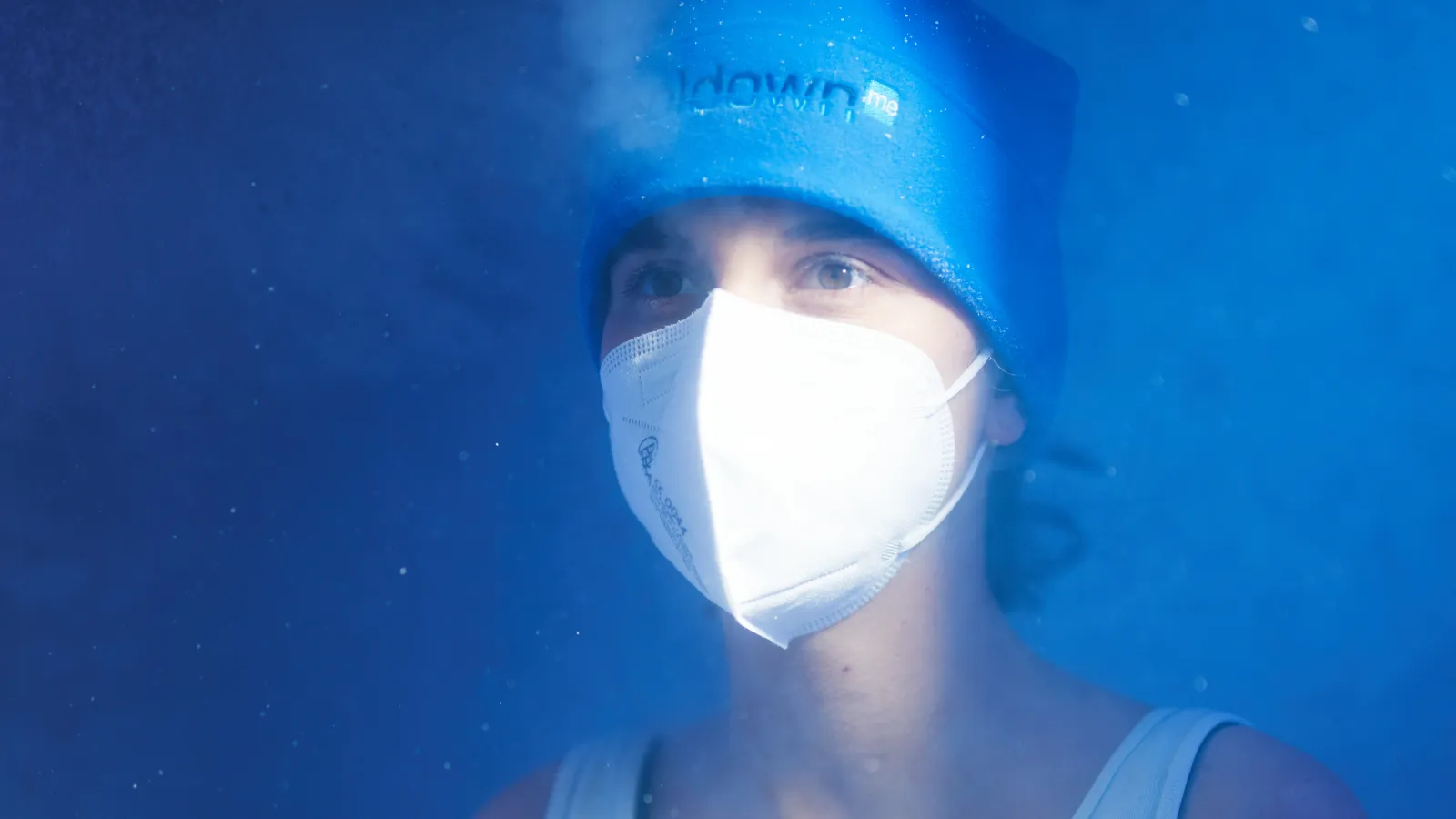 Gast mit cooldown.me-Mütze und Maske in der Kältekammer